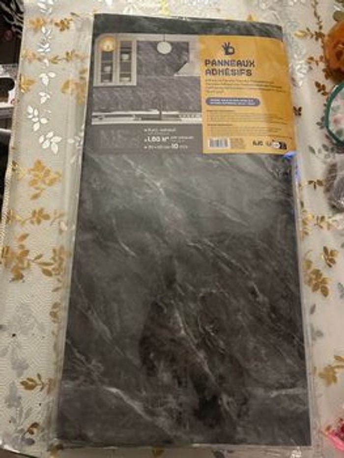 Dalles murales adhésives