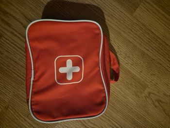 Mallette  de docteur en tissu et instruments en bois en très bon état