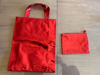 Sac cabas fourre tout rouge brillant et sa pochette Sephora
