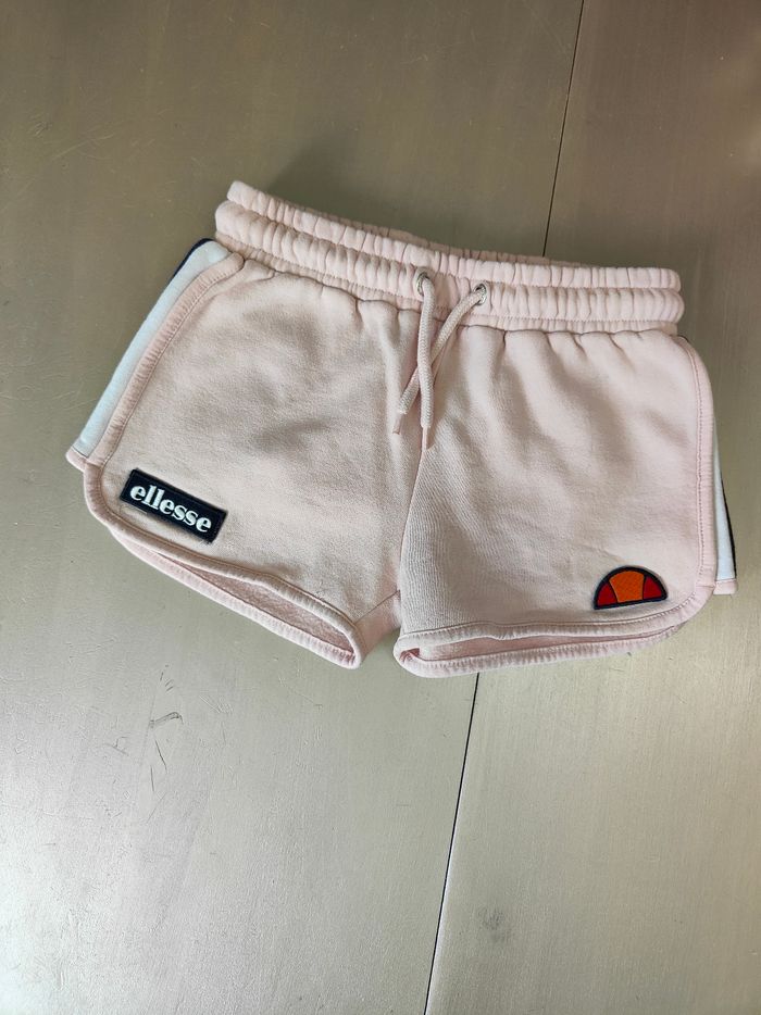 Short fille