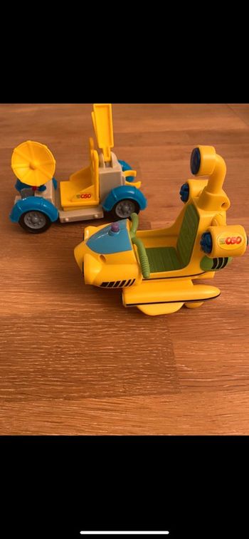 Lot 2 véhicules agent spécial oso disney