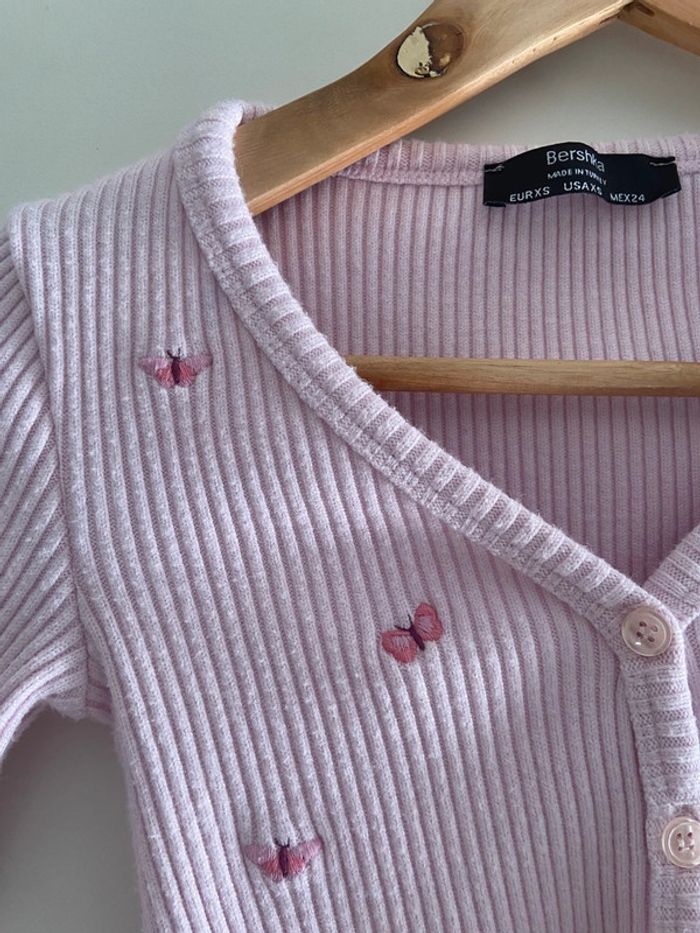 Magnifique gilet court rose brodé papillons bershka - photo numéro 3