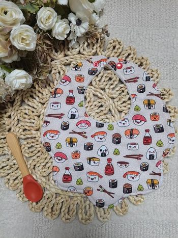 Bavoir forme fleur motif sushi