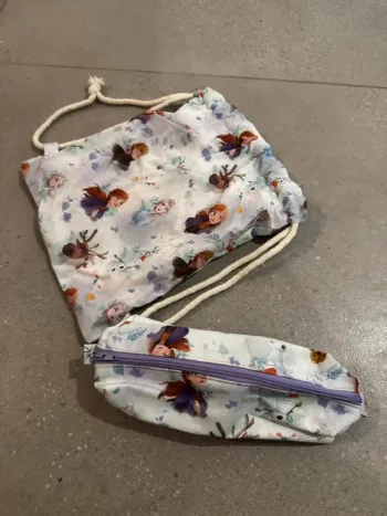 Petit sac avec une trousse disney princesse, très bon état, 23x27cm