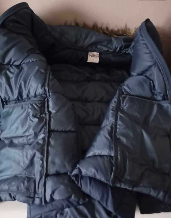 Blouson doudoune.Taille S. Capuche et fausse fourrure .2 poches . Polyamide polyester. Bleu foncé ,marine ..Up Fashion.Etat neuf - photo numéro 8