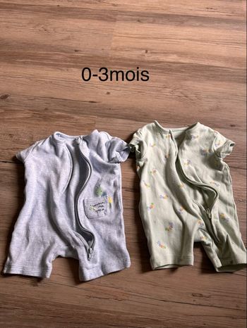 Deux. Pyjamas de zéro à trois mois.