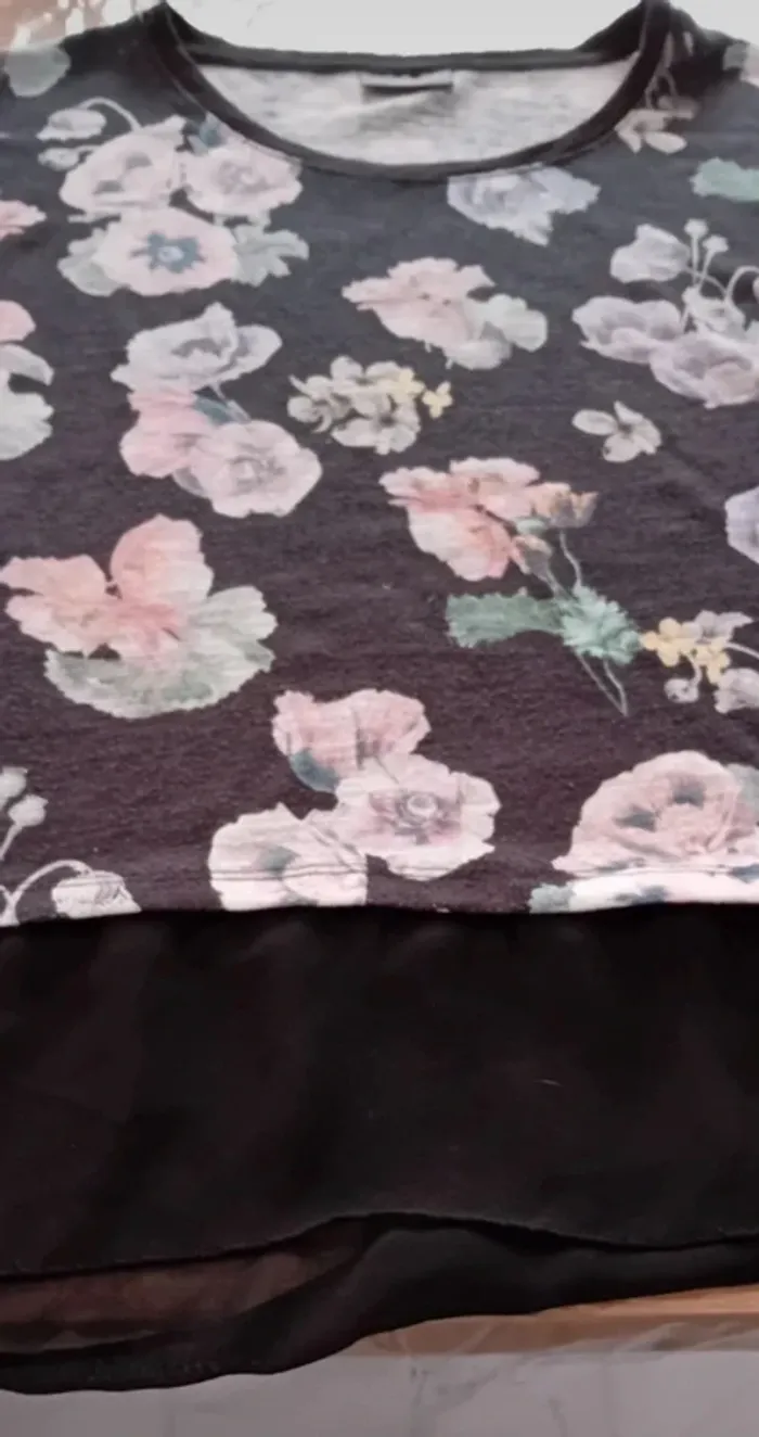 Petit Tee-shirt fleuri en bon état, assez large - photo numéro 2