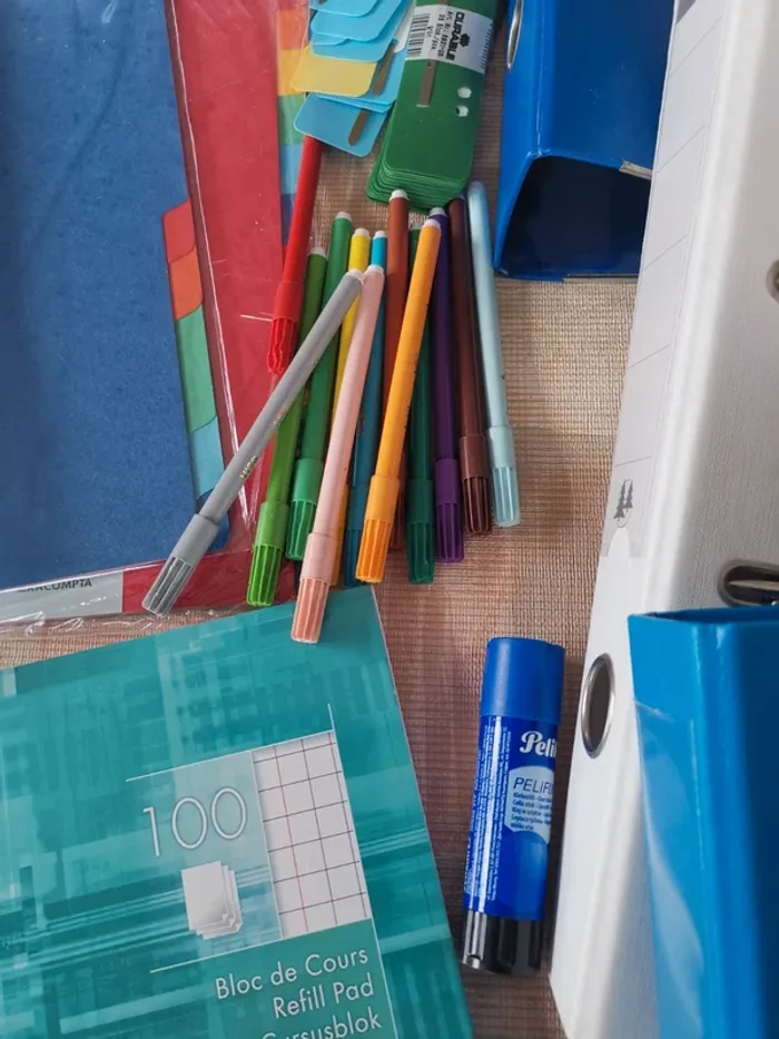 Lot d'articles scolaires en très bon état. - photo numéro 2