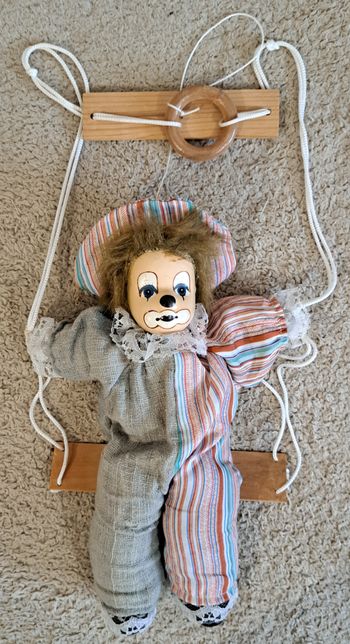 🪆 Poupée en porcelaine - clown sur balançoire