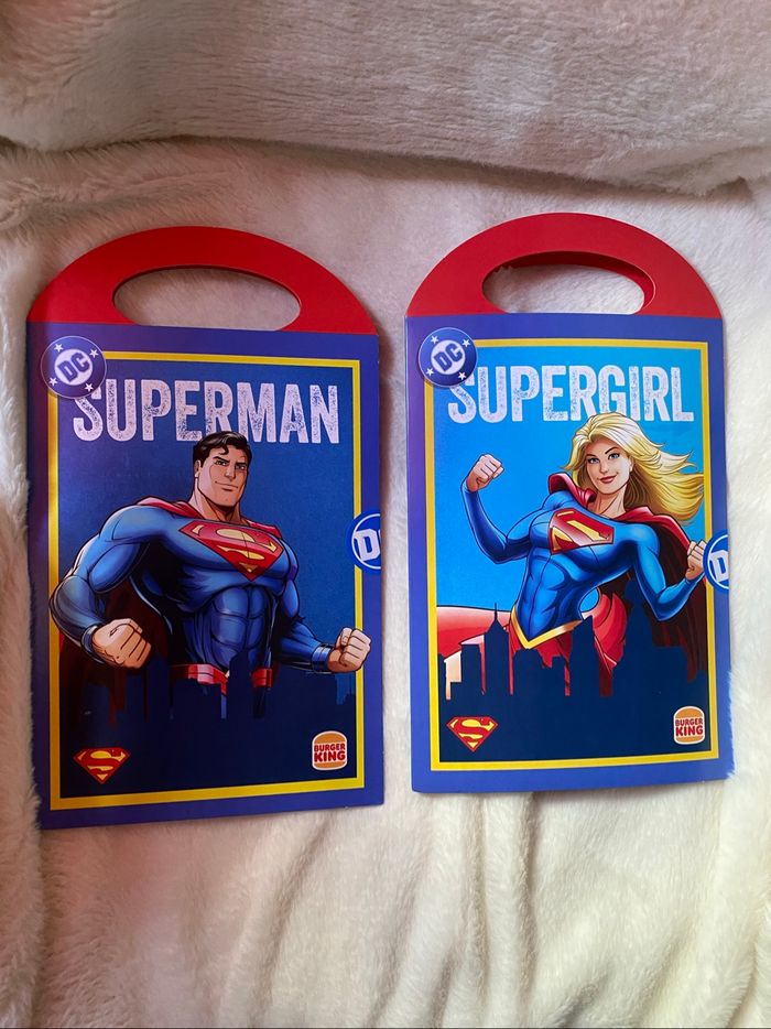 Lot de deux figurines en carton superman et supergirl