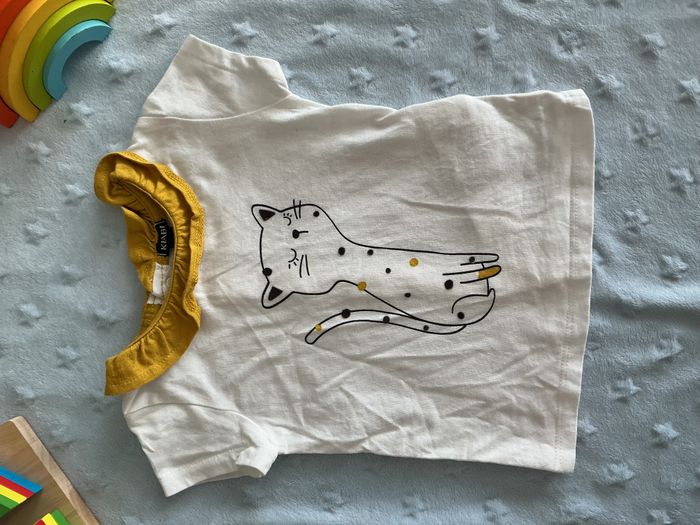 teeshirt manches courtes blanc à col moutarde ouverture totale au dos 9 mois kiabi - photo numéro 4