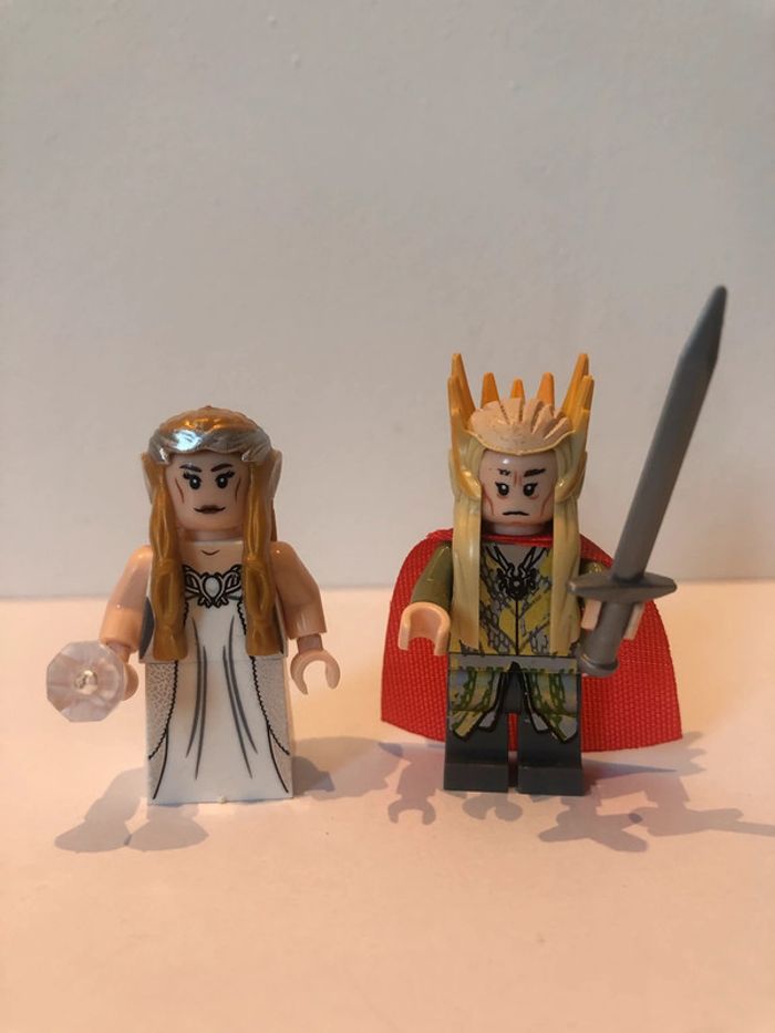 Figurine type lego Thranduil le Roi elfe et Galadriel. le seigneur des anneaux/le hobbit