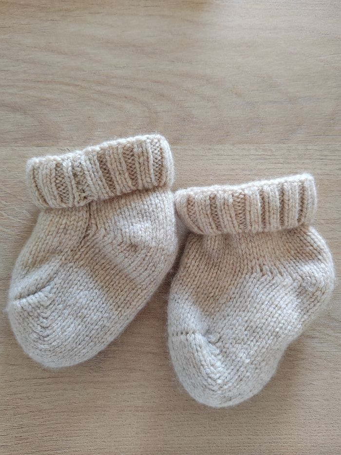 Ensemble naissance en tricot bonnet + moufles + chaussons - photo numéro 3