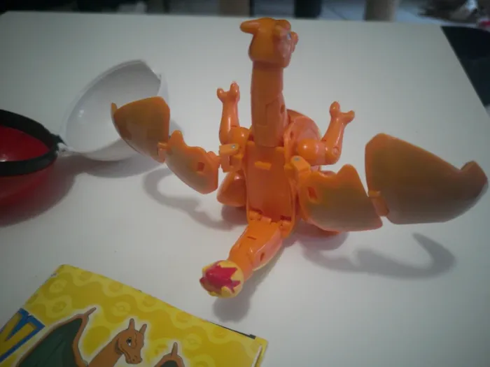 Figurine dracaufeu avec pokeball 11x16cm - photo numéro 3