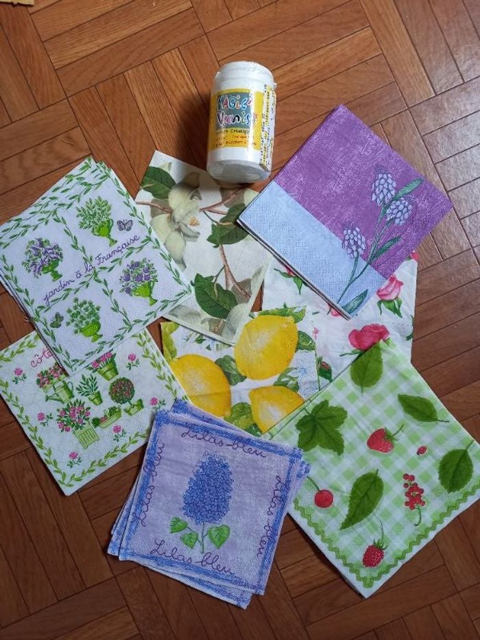 Loisirs créatifs collage de serviettes