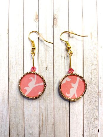 Magnifique paire de boucles d'oreilles pendantes, rose et dorées