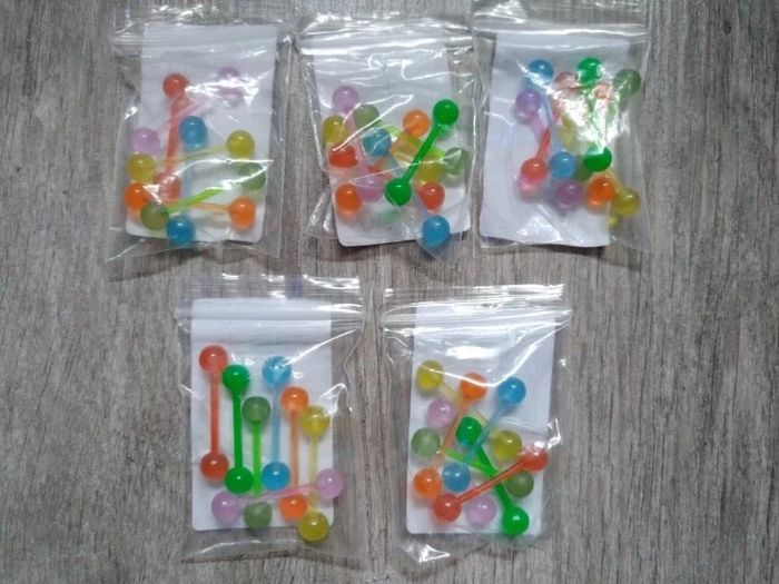 1 Lot de 7 piercings langue fluorescents neufs