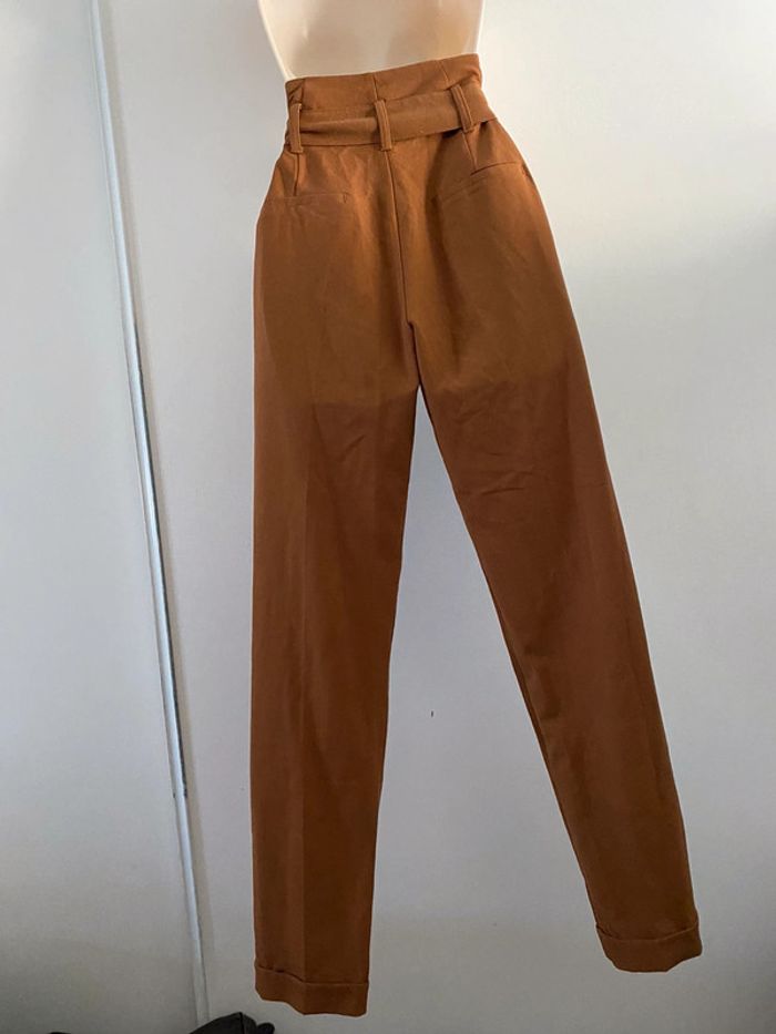 Bershka pantalon t 32  taille haute entre  marron moutarde des photos représentent bien la couleur - photo numéro 19