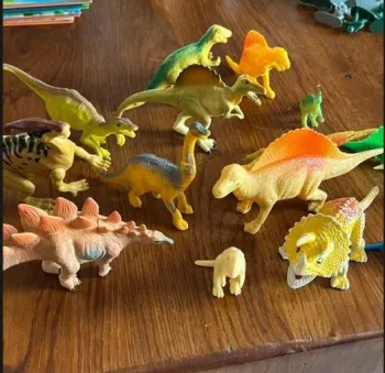 lot de dinosaures en plastique