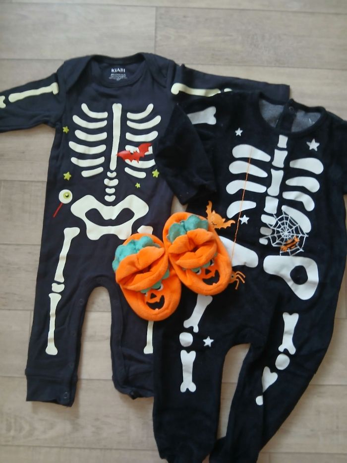 2 Pyjamas d'halloween squelette  taille 9mois + 1 paire de chaussons citrouille en 20. Tres bon etat. Kiabi