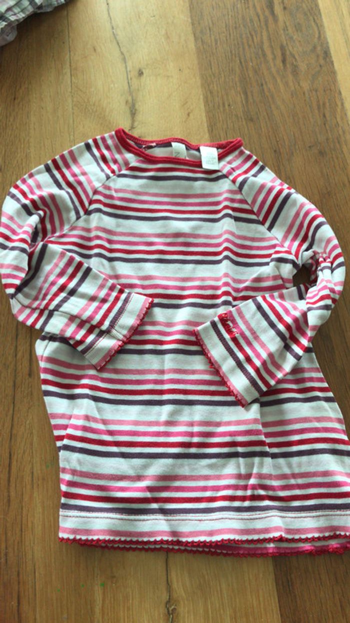 Lot 2ans 3 t-shirt 2 leggings et un bas de pyjama - photo numéro 4