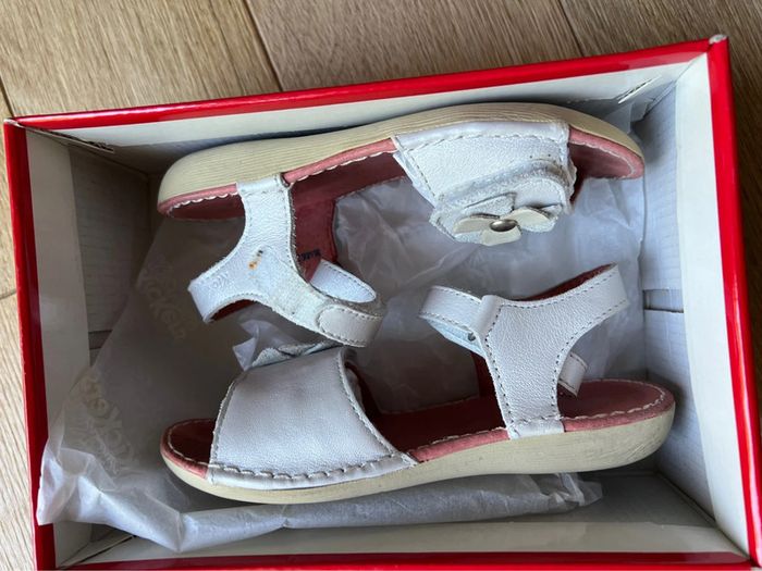 Vend sandales kickers blanc très bon état taille 27 - photo numéro 9