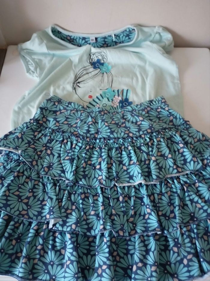Ensemble assorti . Jupe 8 ans ,tee shirt manches courtes 10 ans. Coton . Parfait état - photo numéro 2