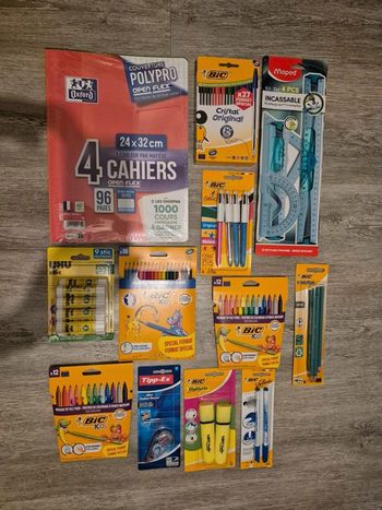 Lot fournitures scolaires cahiers 24x32 colle crayon couleur stylo bic feutre etc