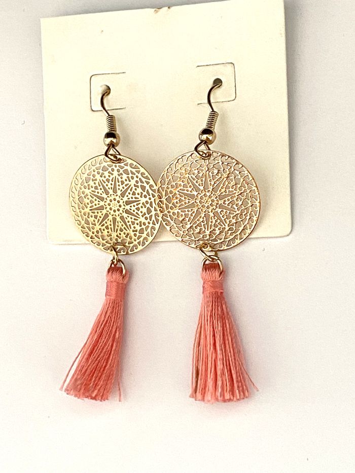 Boucles d'oreilles dorées et pompons saumon