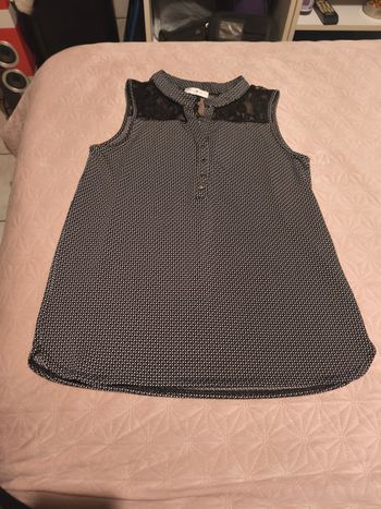 Top chemisier à motif et dentelle a manche courte.