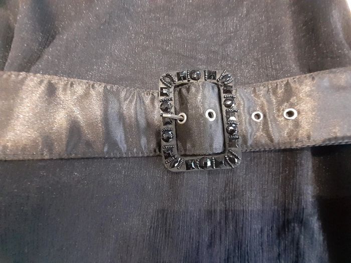 Très belle robe noire satinée à porter avec ou sans ceinture - photo numéro 4