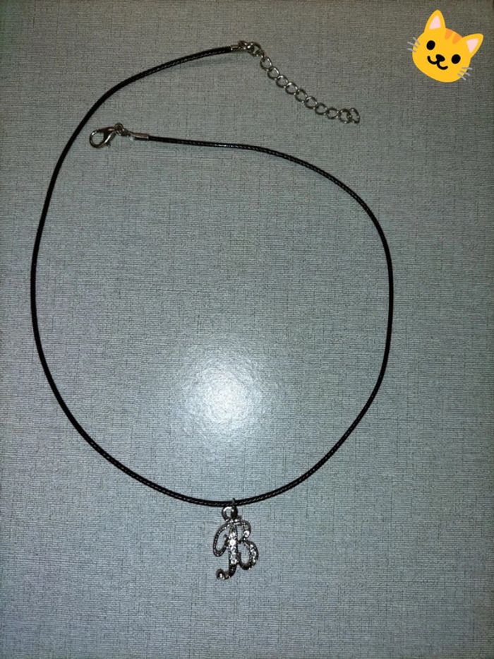 Collier noir lettre B