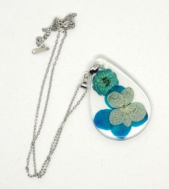 Bijoux création collier fleurs séchées panel de bleu