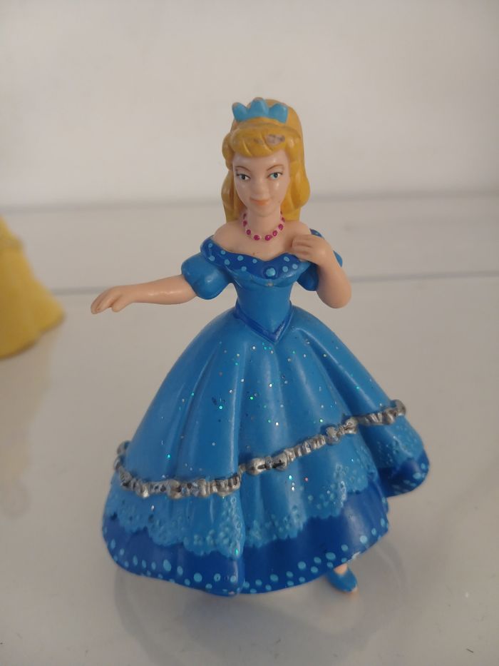 Lot de 2 figurines Princesses Disney (Belle et Cendrillon) - photo numéro 2
