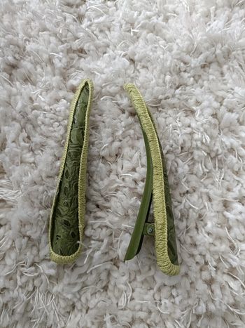 2 barrettes à cheveux verts d'environ 12 cm de longueur