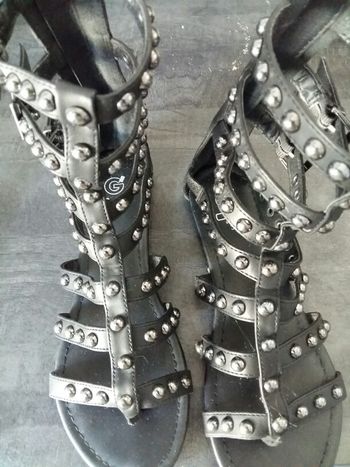 2 PAIRES DE SANDALES CLOUTEES - TAILLE 38