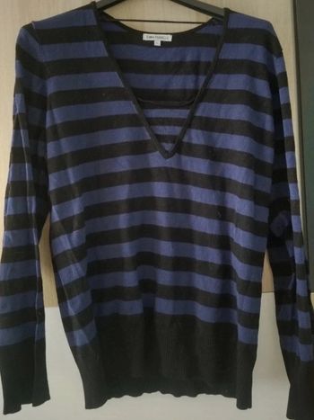 Joli pull rayé col V
