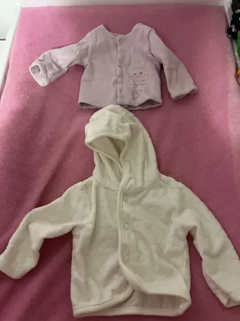 Lot de 2 gilets taille 1 mois
