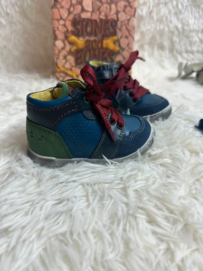 Paire de chaussures bébé Stones and Bones taille 20 - photo numéro 2