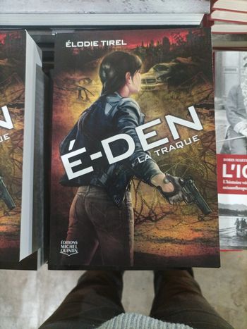 Livre é-den la traque