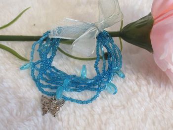 Bracelet fantaisiste élastique - perles et breloque papillon