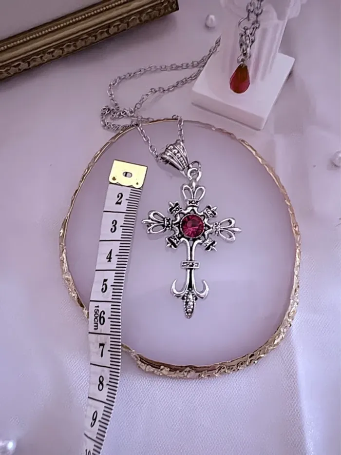 Collier chaîne avec bijoux croix et perle rouge sur le fermoir - photo numéro 4