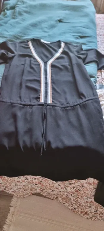 Robe noire avec liseré or et blanc et lien à la taille