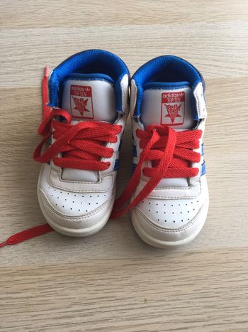 Baskets adidas 23 très propre