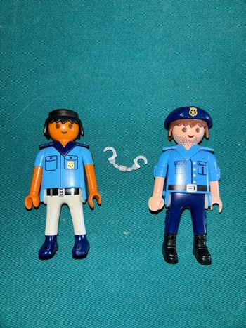 Lot 2 policiers et menottes playmobil