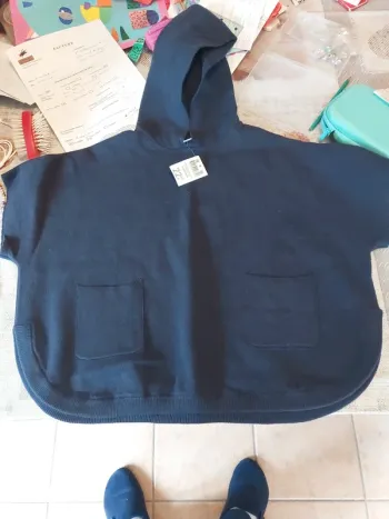 Pull à capuche neuf Okaïdi 10A