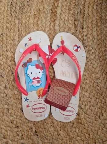 Neuf jolie paire de tong hello kitty havaianas pointure 31