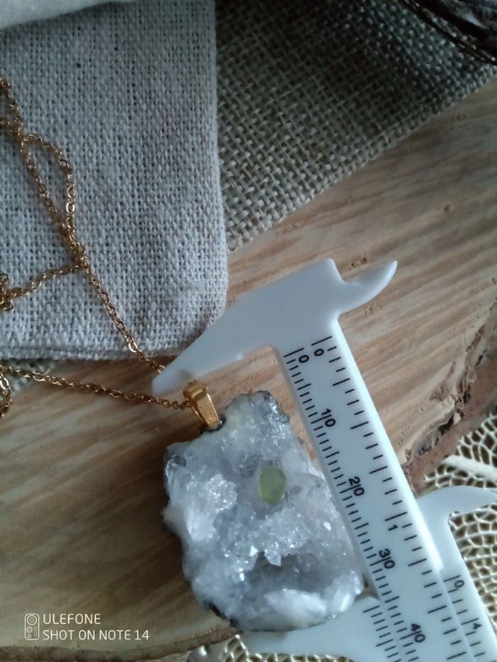 Collier pendentif en pierre naturelle de célestine - photo numéro 2