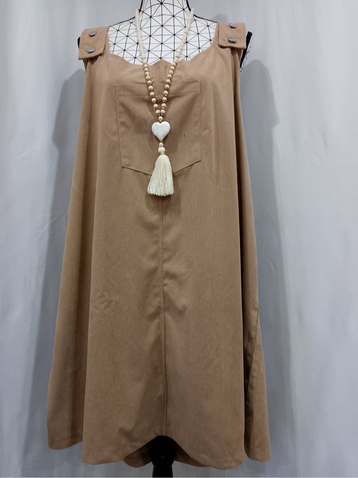 Un charme rétro qui ne se démode jamais 💫 Cette robe débardeur tricotée noire grande taille incarne la mode féminine intemporelle : un design épuré, une matière respirante, et une coupe confortable pensée pour sublimer les courbes avec élégance.  Ses gros - photo numéro 6