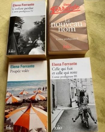 Romans écrits par Elena Ferrante: "L'Amie prodigieuse" et "Poupée volée"